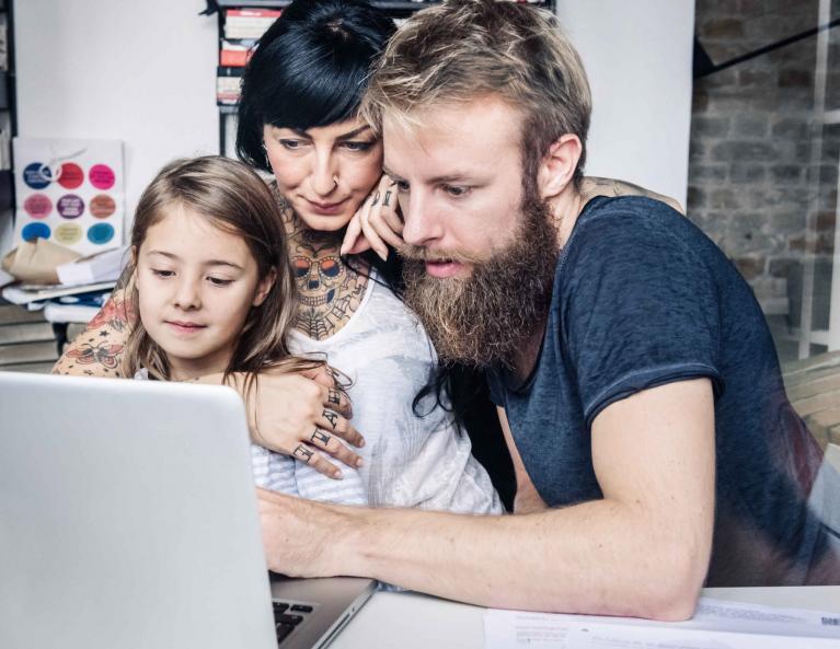 Junge Familie vor dem Laptop
