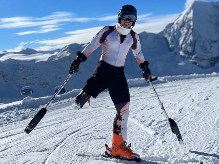 Leander Kress beim Skifahren in den Bergen.