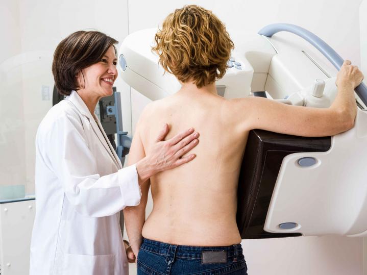 Eine Frau ist beim Arzt und lässt eine Mammografie zur Brustkrebsvorsorge durchführen.