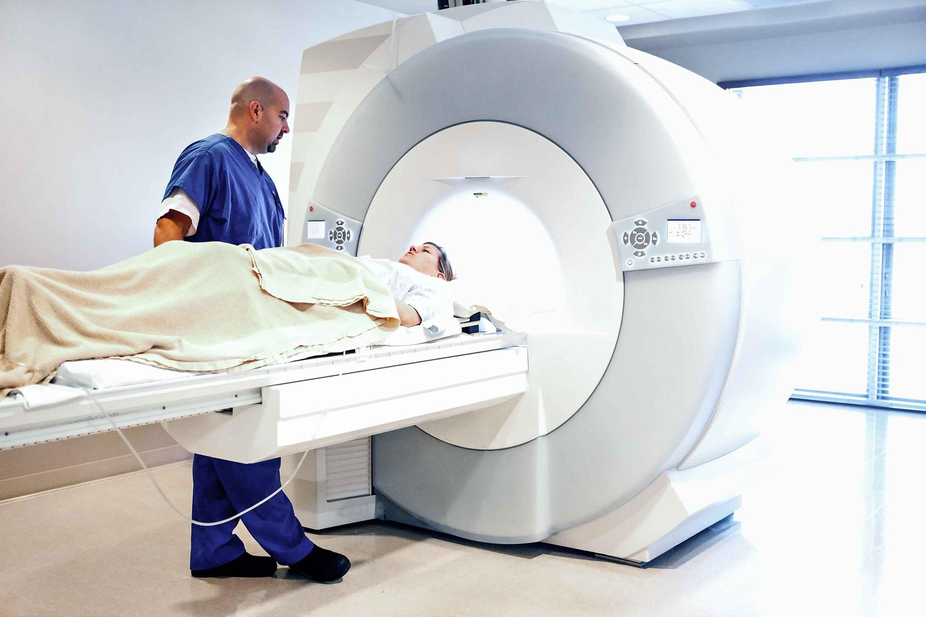 Patient wird in die MRT Röhre geschoben, um einen Krebsverdacht auszushließen.