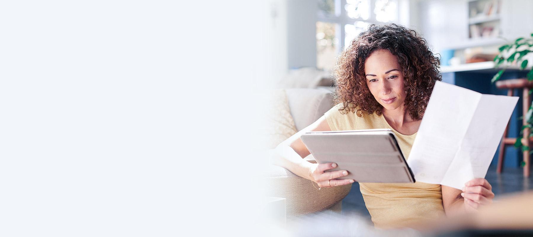 Junge Frau hält Tablet in der Hand