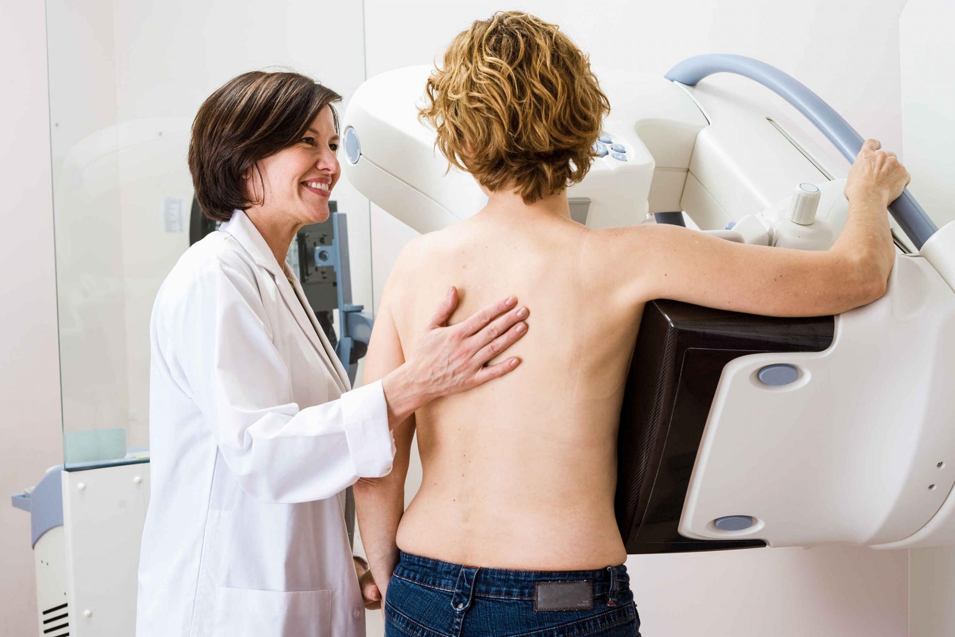 Eine Frau ist beim Arzt und lässt eine Mammografie zur Brustkrebsvorsorge durchführen.