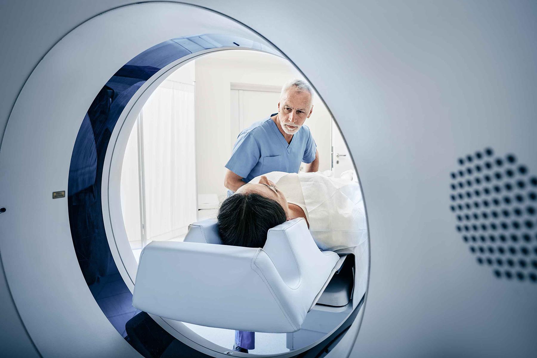 Ein Patient wird ins MRT geschoben, um Krebsverdacht aufzuklären-