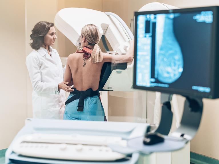 Eine Frau ist bei der Krebsvorsorge und lässt eine Mammografie durchführen